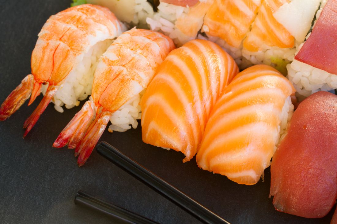 Combinado de sushi com camarão e salmão